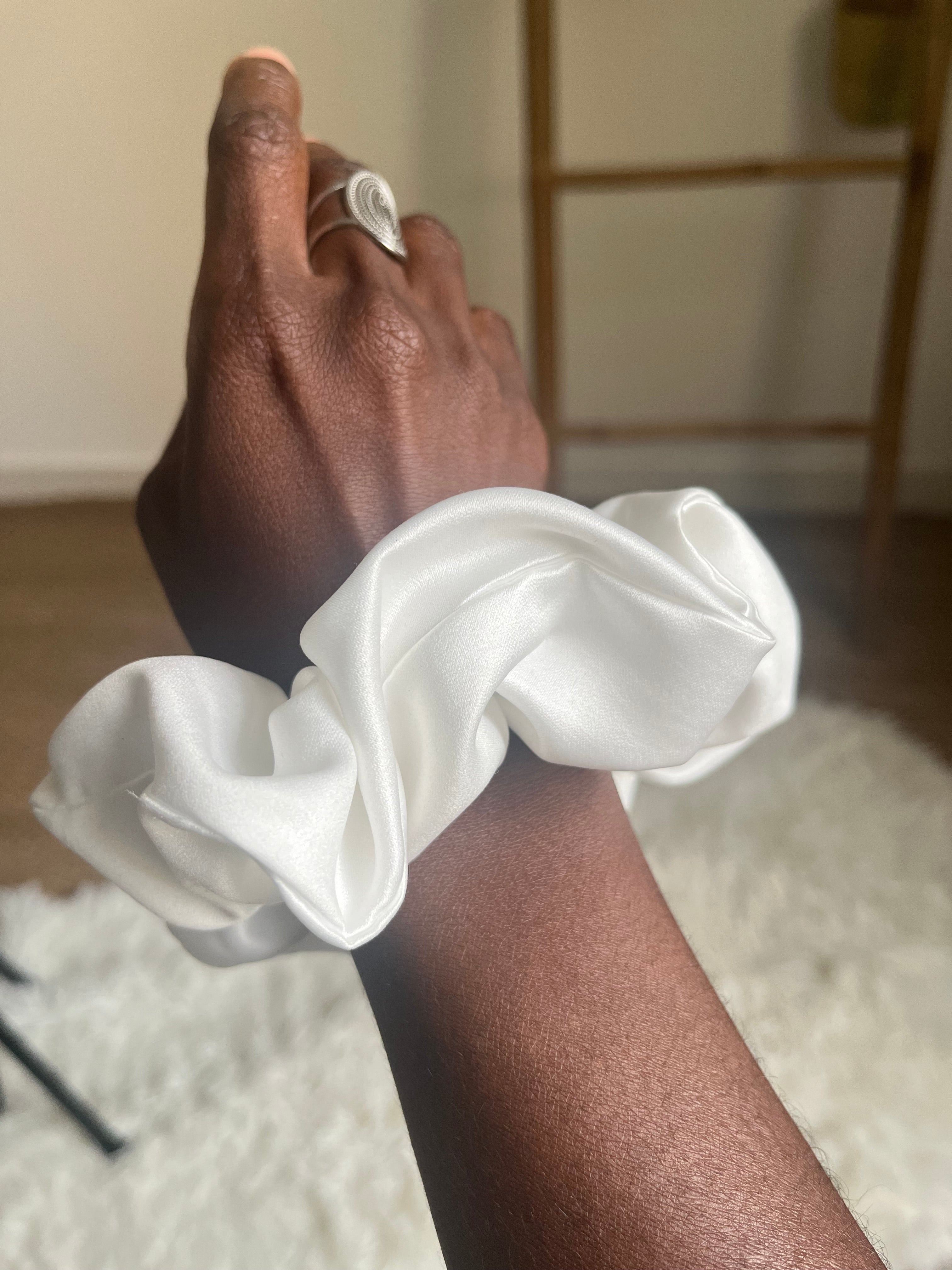 Lys – Chouchou en satin blanc