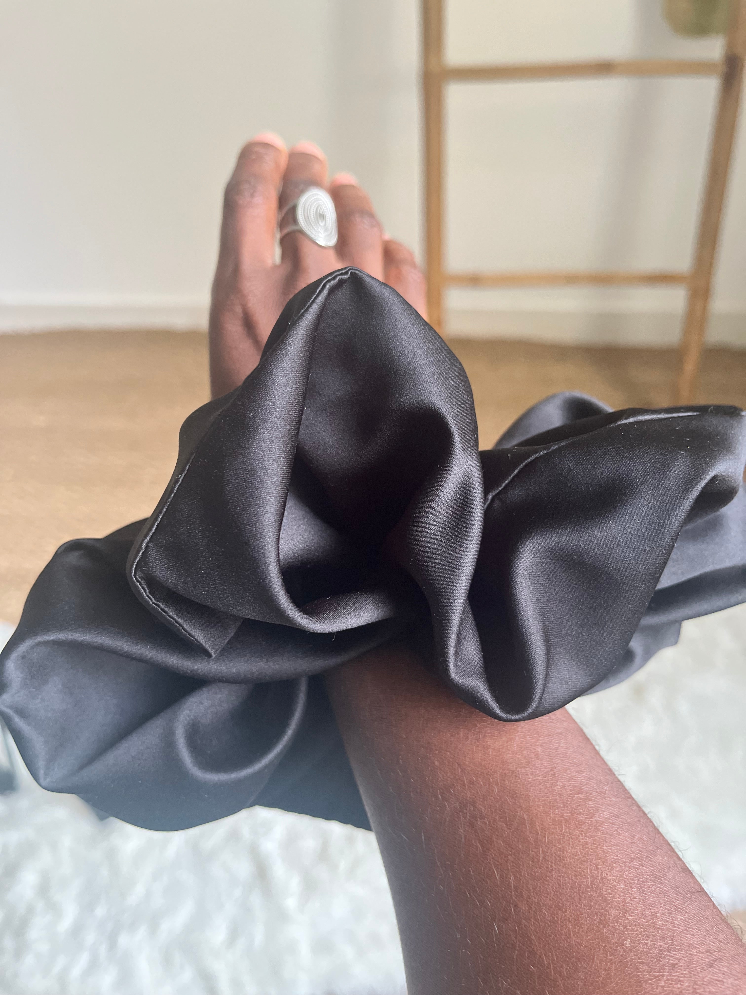 L’Impériale- Chouchou XXL en satin noir