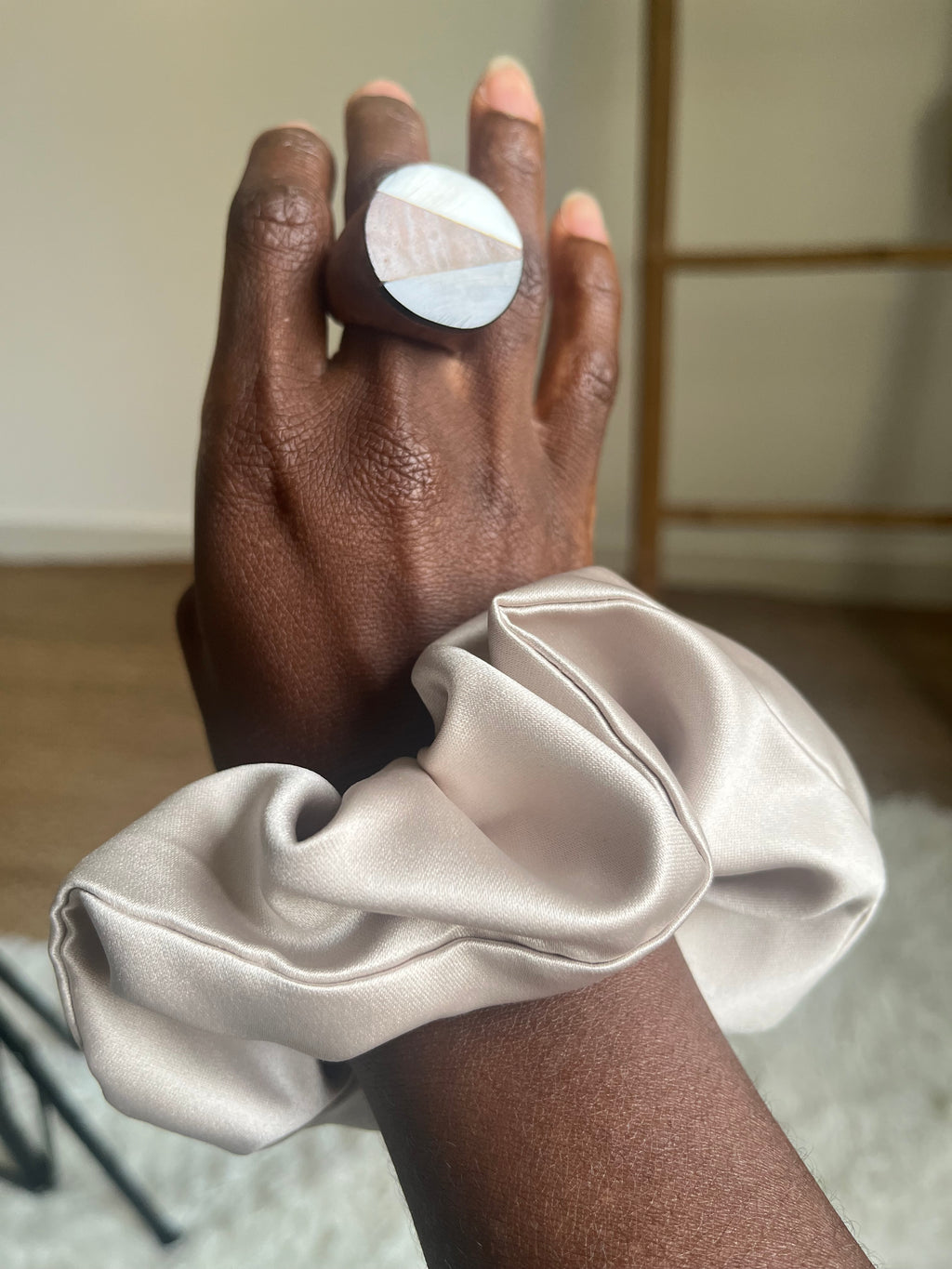 Aube – Chouchou en satin beige