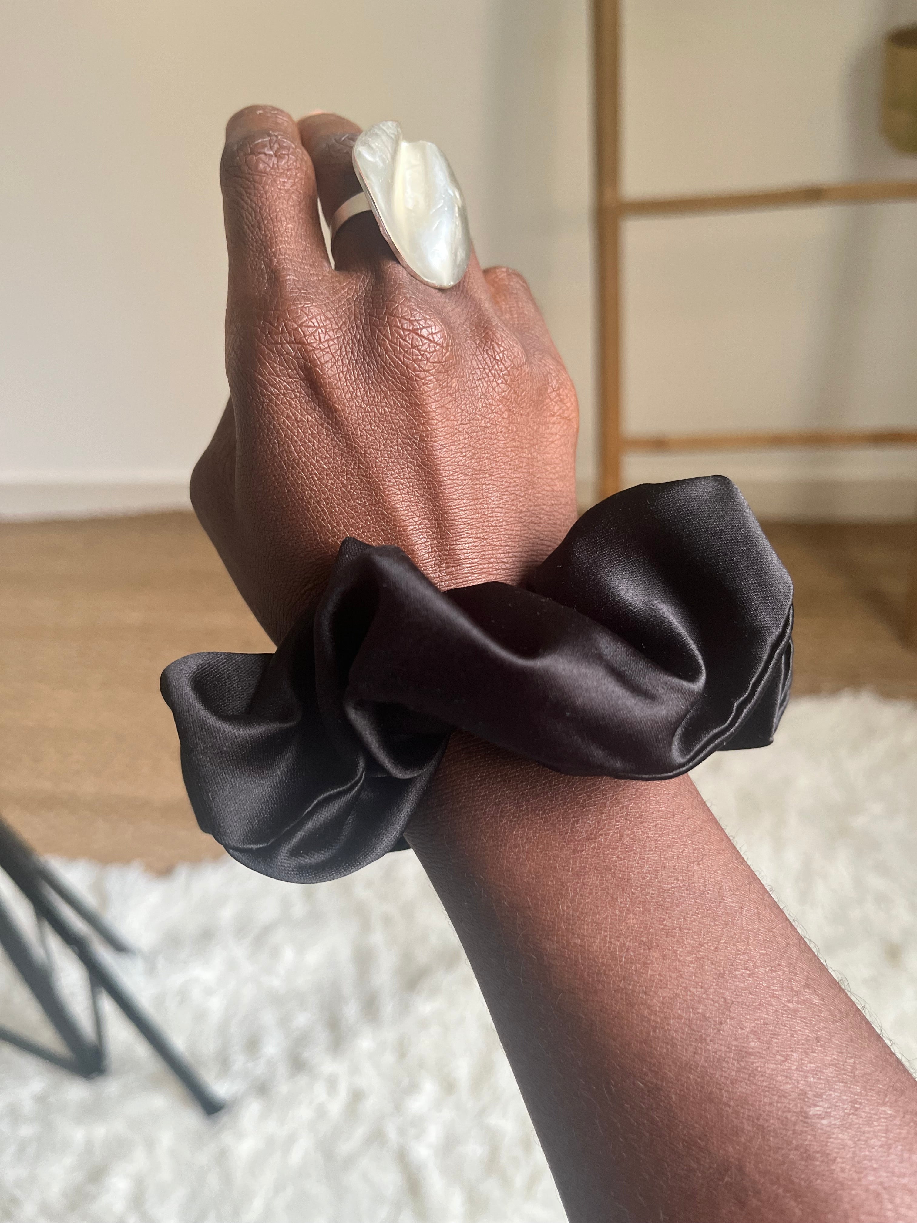 Éclipse – Chouchou en satin noir