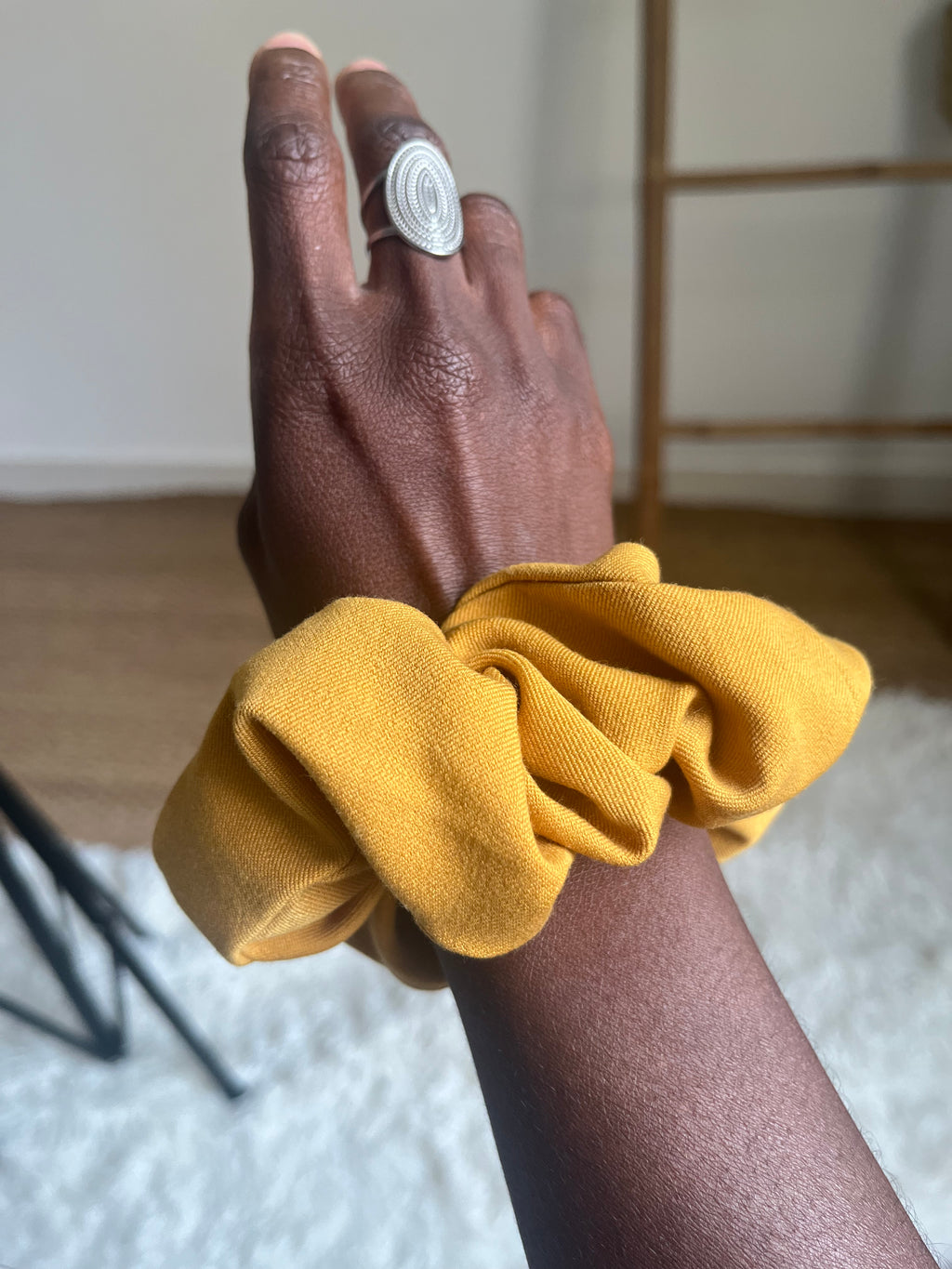 Solstice – Chouchou en coton tissé jaune