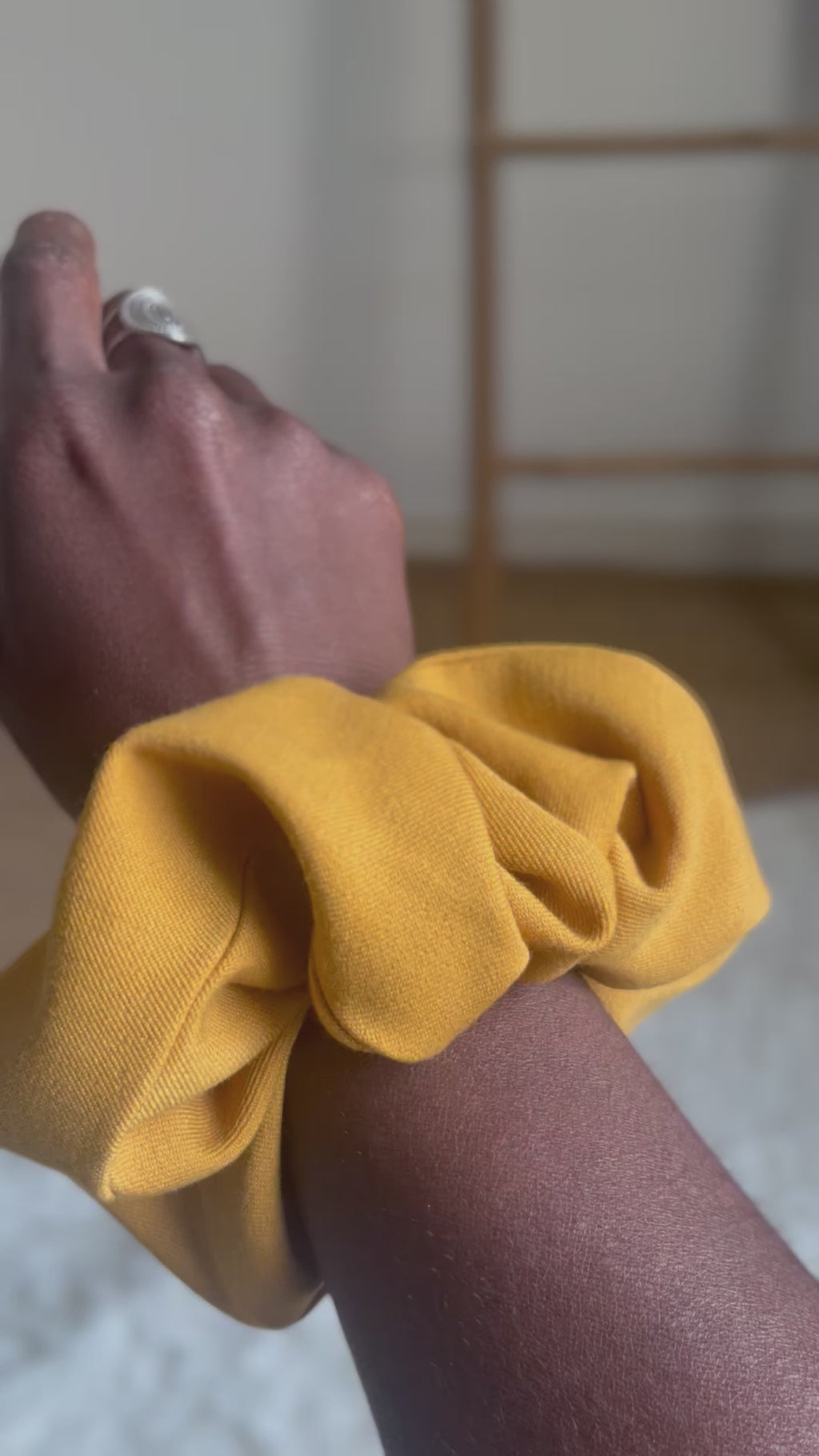 Solstice – Chouchou en coton tissé jaune