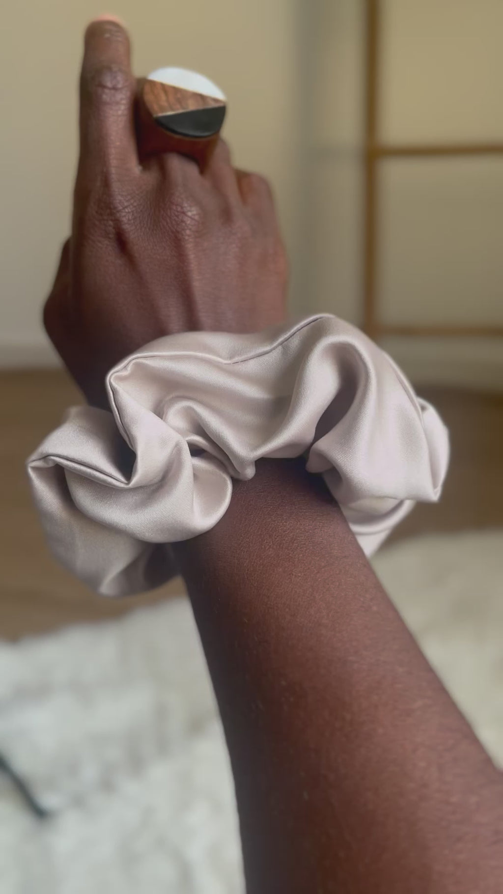 Aube – Chouchou en satin beige