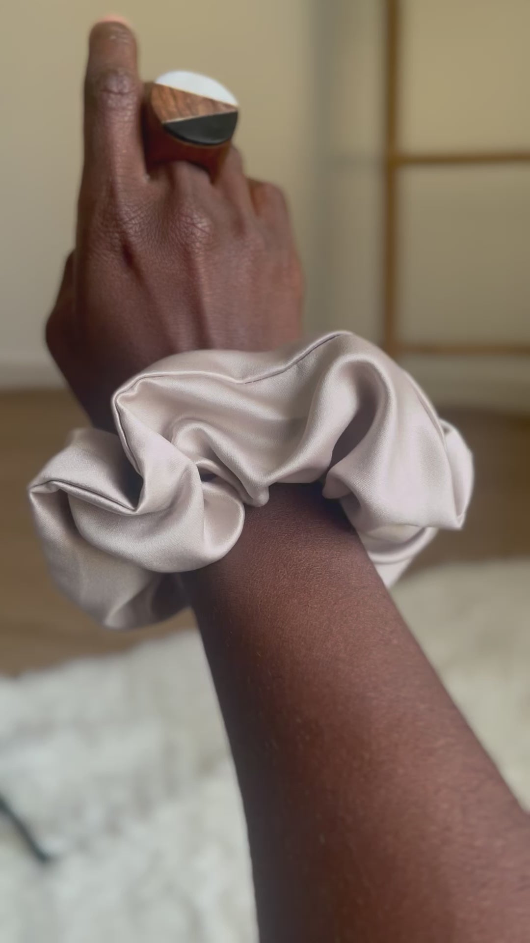 Aube – Chouchou en satin beige